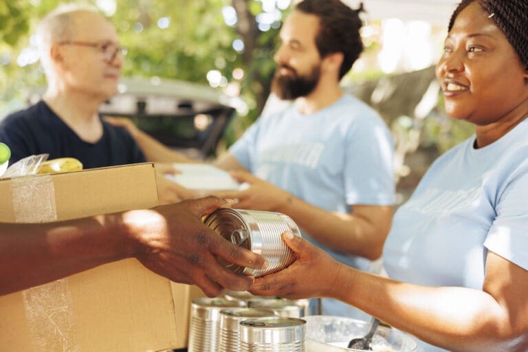 voluntarios-multietnicos-em-um-evento-de-caridade-distribuindo-alimentos-para-os-pobres-e-necessitados-sorrisos-abundam-enquanto-individuos-voluntarios-trabalham-juntos-para-combater-fome-e-fornecer-a